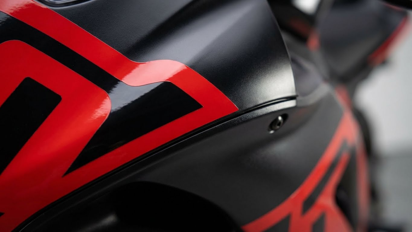 Gros plan sur bord de vinyle mat et brillant, montrant la précision de la découpe.